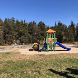 Lac-Superieur Salle Communautaire et Halte Municipale - Jungle gym