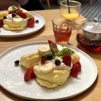 Flipper’s - Soufflé pancakes with fresh fruit - Pancakes Near Me - New York, New York Flipper’s - Soufflé pancakes with fresh fruit - Pancakes Near Me - New York, New York