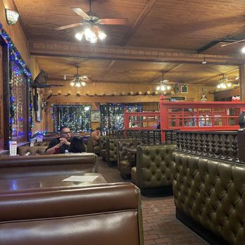 Chris' & Pitt's - Large dining room - Barbeque Near Me - Downey, California