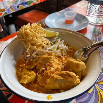 Si Lom Thai Bistro - Chicken Khao Soi lunch special - Thai Near Me - Toronto, Ontario Si Lom Thai Bistro - Chicken Khao Soi lunch special - Thai Near Me - Toronto, Ontario