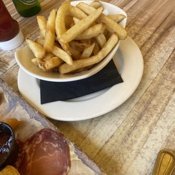 Queen Victoria Place Restaurant - Fries - Bars Near Me - Niagara Falls, Ontario Queen Victoria Place Restaurant - Fries - Bars Near Me - Niagara Falls, Ontario