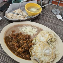 Quesadillas Estilo Villa Ahumada  2 - Chilaquiles Montados