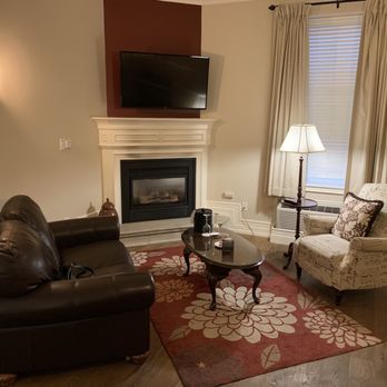 Inn On the Twenty - Honsberger suite - sitting room area - Hotels Near Me - Jordan, Ontario Inn On the Twenty - Honsberger suite - sitting room area - Hotels Near Me - Jordan, Ontario