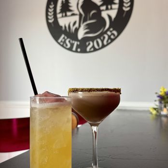 Foxy’s Hideaway - Passion Fruit Vanilla Elixir w Hibiscus Foam Dubai Chocolate Martini - Cocktail Bars Near Me - East Dundee, Illinois