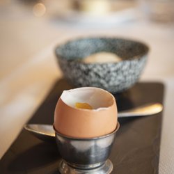 Hôtel de la Poste - L'oeuf en deux services: jaune poché au chorizo & blanc mousseux à la bisque de homard