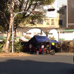 Puesto De Tacos De Guisado - Tacos de guisado en la calle, pero con sombra.