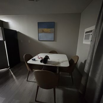 Interurban Suites Hotel - Dining table - Hotels Near Me - Tukwila, Washington Interurban Suites Hotel - Dining table - Hotels Near Me - Tukwila, Washington