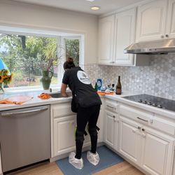 Bee Fresh Cleaners - From everyday buildup to grease and grime, our kitchen cleaning focuses on the details for a cleaner, fresher, more hygienic space.