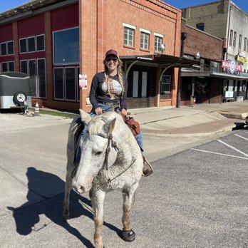 Louie Mueller Barbecue - BBQ worth riding your horse into town for! - Barbeque Near Me - Taylor, Texas Louie Mueller Barbecue - BBQ worth riding your horse into town for! - Barbeque Near Me - Taylor, Texas