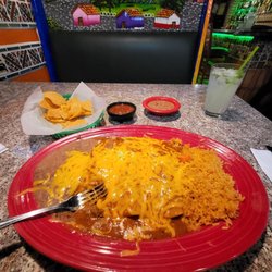 El Pueblito - Three beef enchiladas with a mojito.