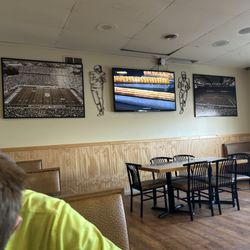 MD's Sports Tavern & Grill - Clean dinning area