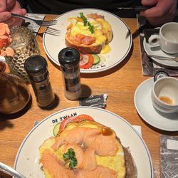 Schwan - Unten: Omelette mit Lachs Oben: Eggs Benedict
