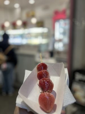 Sweet Box (Macarons, Dragon Beard Candy) by null