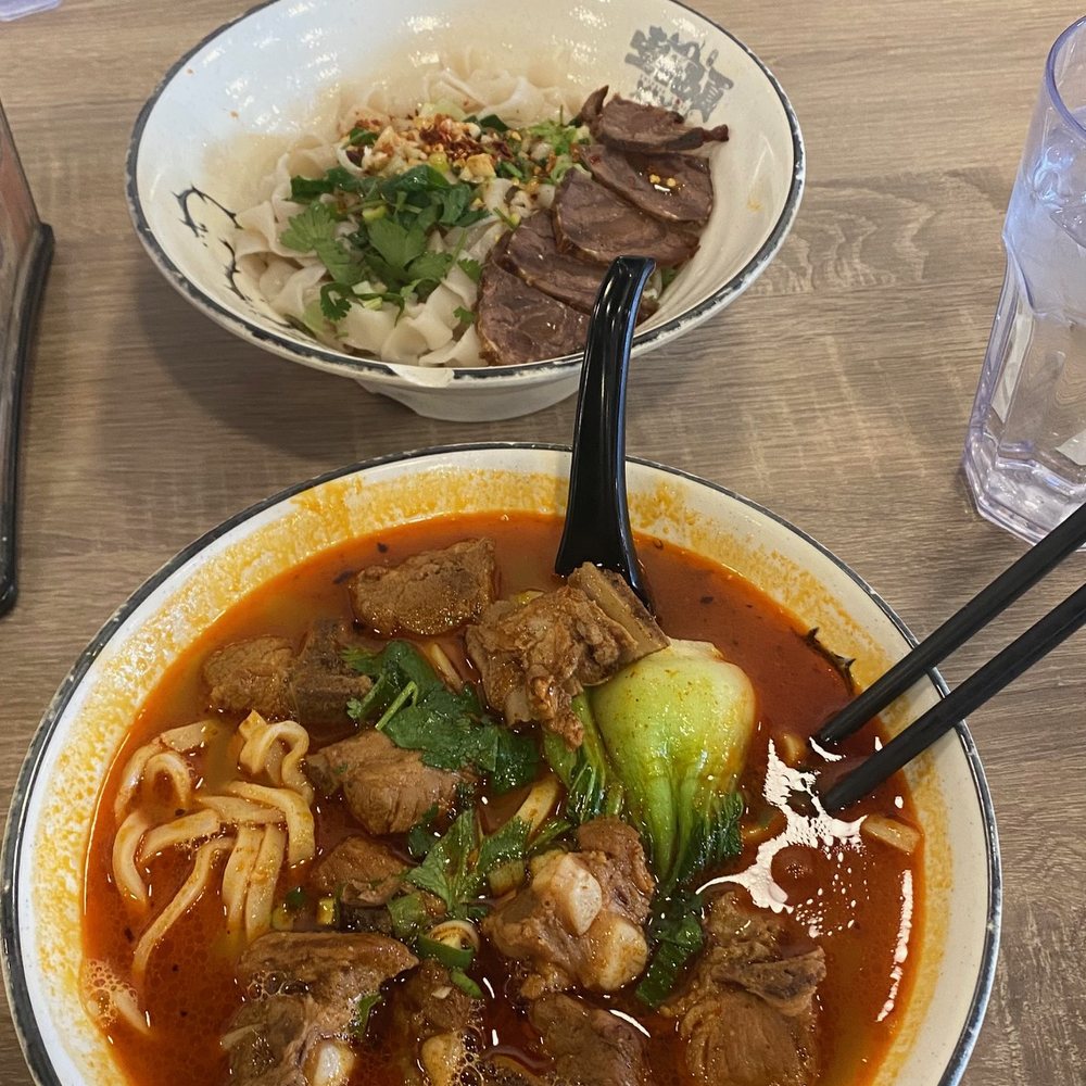 Spicy pork rib tip noodle bowl, beef dry noodle bowl Spicy pork rib tip noodle bowl, beef dry noodle bowl