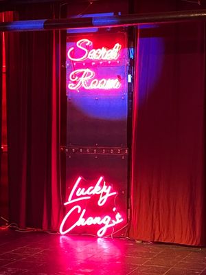 Lucky Cheng's Drag Queen Show Place by null