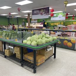 Produce area (kinda reminds me of Chinese supermarkets on the mainland) Produce area (kinda reminds me of Chinese supermarkets on the mainland)