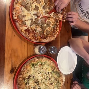 Pizza Port - Solana Beach - Medium Meet Extreme Meat and Medium San Clemente - Pizza Near Me - Solana Beach, California Pizza Port - Solana Beach - Medium Meet Extreme Meat and Medium San Clemente - Pizza Near Me - Solana Beach, California