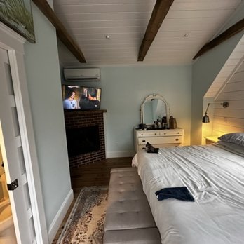 Clarendon House - Pool side king room - Bed & Breakfast Near Me - Provincetown, Massachusetts Clarendon House - Pool side king room - Bed & Breakfast Near Me - Provincetown, Massachusetts