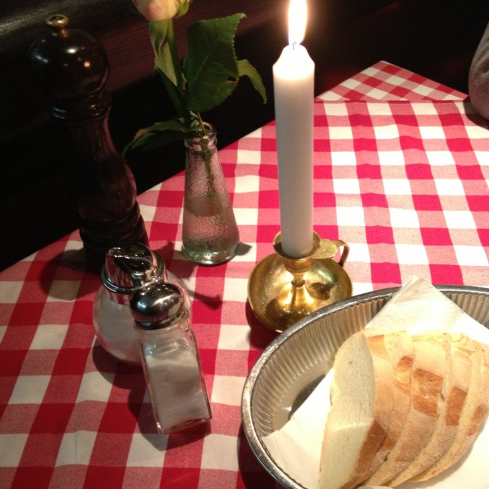 Piazza Rossa - yummy bread, real rose - Italian Near Me - Berlin, BE Piazza Rossa - yummy bread, real rose - Italian Near Me - Berlin, BE