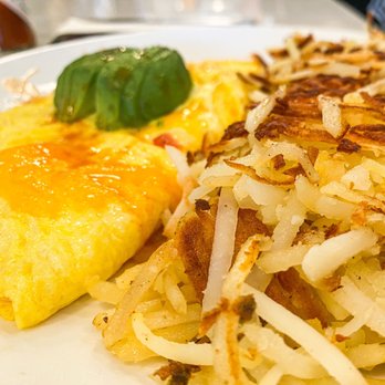 Broken Yolk Cafe - Omelette with extra hash browns - Breakfast & Brunch Near Me - Henderson, Nevada Broken Yolk Cafe - Omelette with extra hash browns - Breakfast & Brunch Near Me - Henderson, Nevada