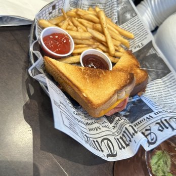 The Brass Tap - Brisket sandwiche - Beer Bar Near Me - Modesto, California The Brass Tap - Brisket sandwiche - Beer Bar Near Me - Modesto, California