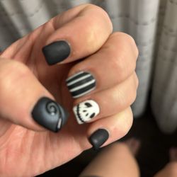DK Nails - I was looking for Jack Skellington nails! Lisa delivered.