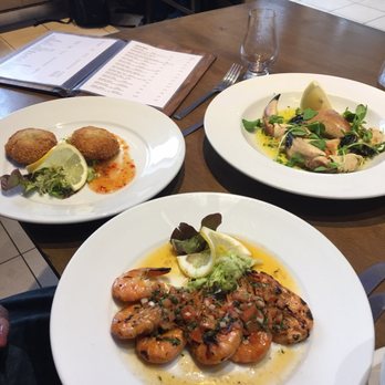 Michael's Steak & Seafood Bar - Crab cake, shrimps with salsa and crab claws - Seafood Near Me - Edinburgh, EDH