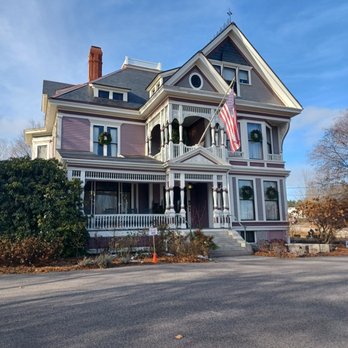 The Lady Mary Inn - The manor - Bed & Breakfast Near Me - North Berwick, Maine The Lady Mary Inn - The manor - Bed & Breakfast Near Me - North Berwick, Maine