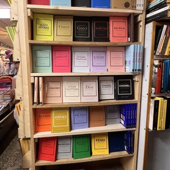 Libreria Acqua Alta - Bookstores Near Me - Venezia, VE