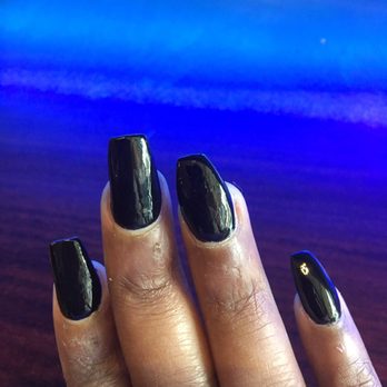 Bella Nails and Spa - 2nd Appt: spent an HOUR trying to get them to shape the nails & they still look like they belong on two different hands. Awful! - Nail Salons Near Me - Seattle, Washington