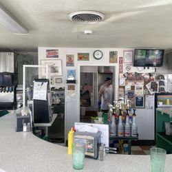 Grub's Drive In - Inside of the great diner!
