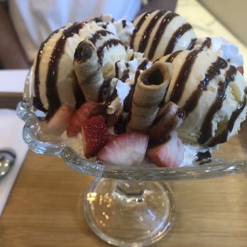 Mango Mango Dessert - Vanilla ice cream - Desserts Near Me - Chicago, Illinois Mango Mango Dessert - Vanilla ice cream - Desserts Near Me - Chicago, Illinois