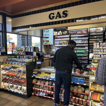 Love's Travel Stop - 1- 2024 grate Service, great hotdogs and corndogs - Gas Stations Near Me - Barstow, California
