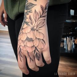 La French Sarah - Tatouage pivoine sur la main