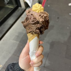 Il Gelato Mennella - Medium cone, milk chocolate and dark chocolate gelato