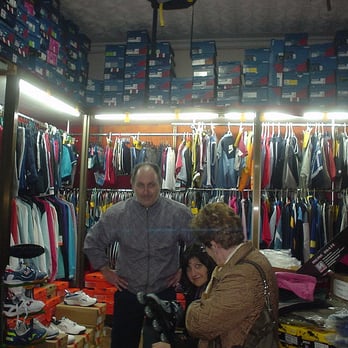 Deportes Crespo - D.Jose Manuel Crespo, atendiendo unas clientes - Sporting Goods Near Me - Seville, SE