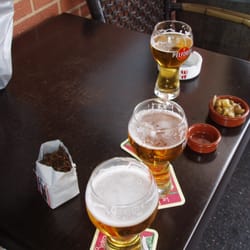 Le Bistro - Remarquez le paquet de gris! Ça fait-y pas faubourg ça?