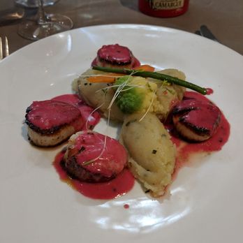 Au Lavoir - St. Jaques (scallops) with beet butter. - French Near Me - Colombiers, 34