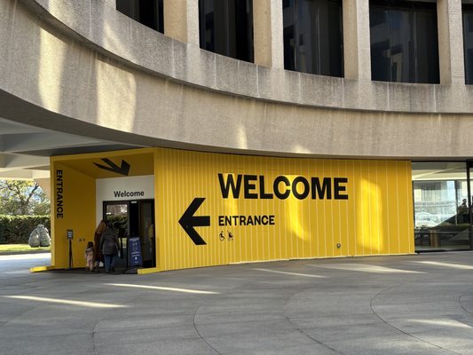 Hirshhorn Museum by null