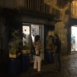 Pescheria Mattiucci - Waiting diners spill onto the streets for pre-dinner wine