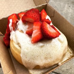 Crème brûlée frosting and strawberries