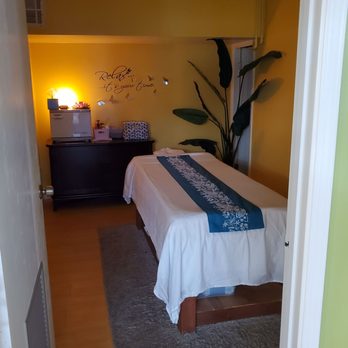 Waikiki Massage Clinic - One of their super clean massage rooms - Massage Therapy Near Me - Honolulu, Hawaii Waikiki Massage Clinic - One of their super clean massage rooms - Massage Therapy Near Me - Honolulu, Hawaii