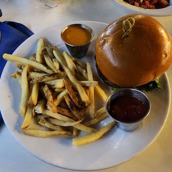 The Cliff Restaurant - Chicken burger - American Near Me - Laguna Beach, California