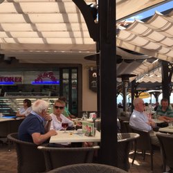 Cafe de Paris - Het terras en zicht op de keuken en het taart/ijs assortiment