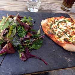 Pizza Premium - The vegetarian pizza with the classic salad