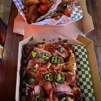 Hard Hat Lounge - Great pizza and wings - Dive Bars Near Me - Las Vegas, Nevada Hard Hat Lounge - Great pizza and wings - Dive Bars Near Me - Las Vegas, Nevada