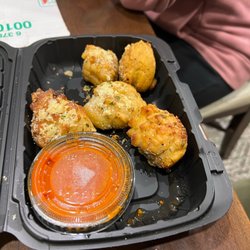 Calabria Pizza & Italian Grill - Garlic knots