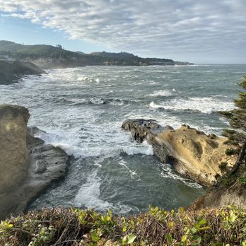 Inn At Arch Rock - The hotel sits right over this awesome view - Hotels Near Me - Depoe Bay, Oregon Inn At Arch Rock - The hotel sits right over this awesome view - Hotels Near Me - Depoe Bay, Oregon