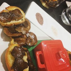 Láminas de trufa de verano con tostadas, crema de queso y sales variadas.