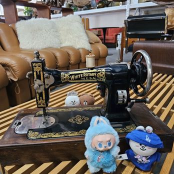 Vntg - Vintage sewing machine! - Furniture Stores Near Me - Honolulu, Hawaii Vntg - Vintage sewing machine! - Furniture Stores Near Me - Honolulu, Hawaii